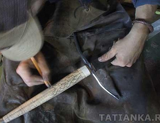 Вырезаем деревянную рукоятку меча